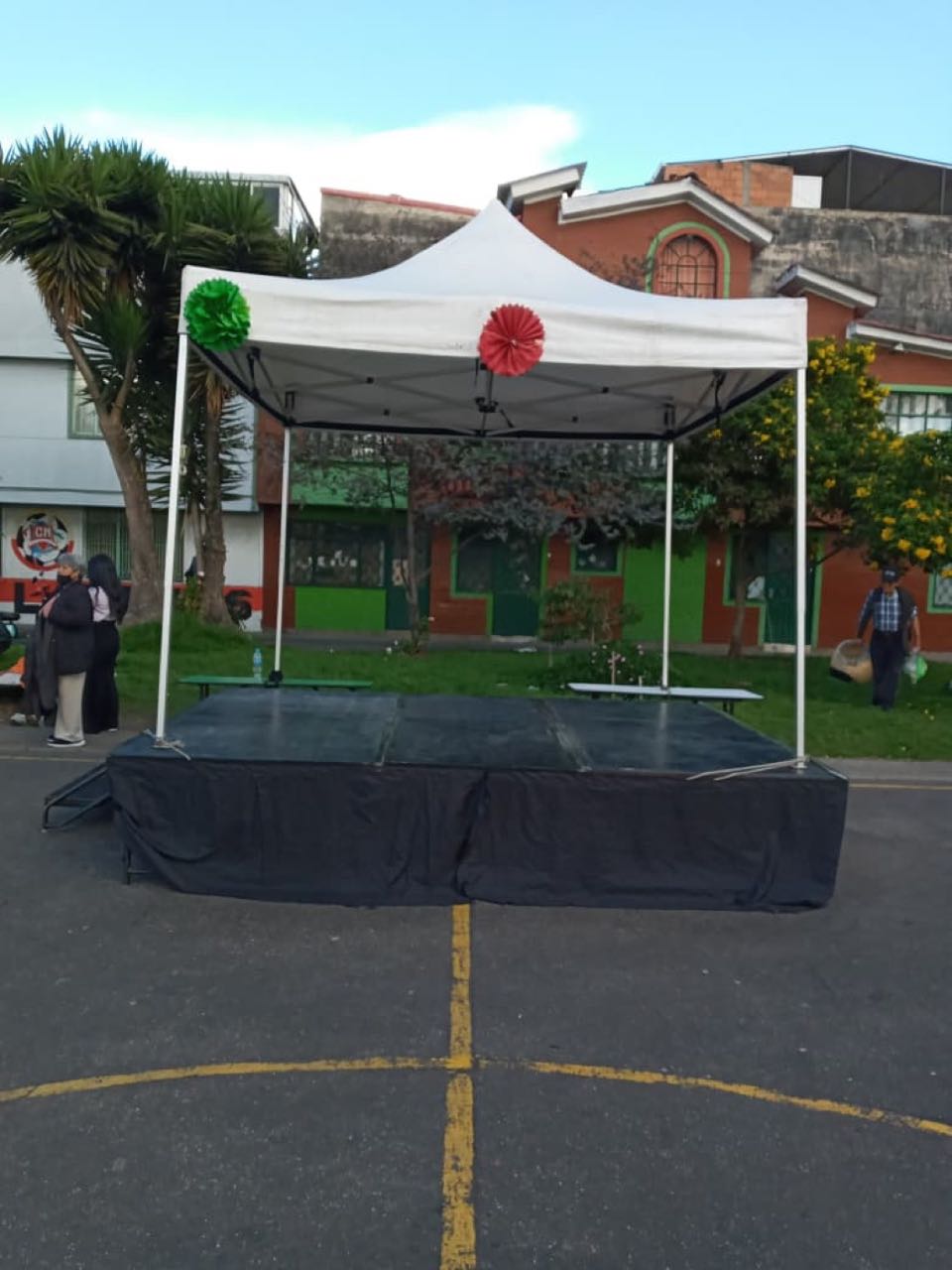 Carpa y tarima montadas para evento en Bogotá